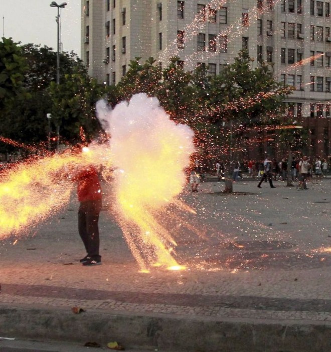 Mártir do radicalismo: O cinegrafista Santiago Andrade (foto acima) é atingido na cabeça por um rojão disparado por manifestantes, enquanto cobria protesto contra aumento da passagem de ônibus no Rio, dia 6. O ferimento provoca a morte dele quatro dias depois. É o caso mais trágico da radicalização nas ruas e na política que marca este mês de fevereiro | 