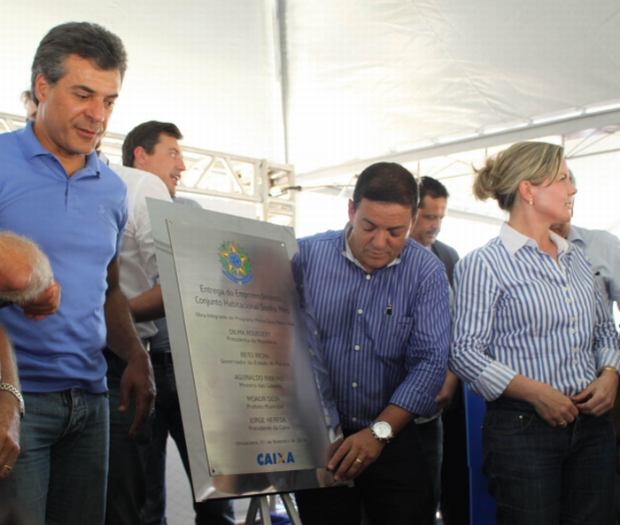 Em clima tenso após os discursos, os dois pré-candidatos ao governo do estado descerraram a placa de entrega de casas do Minha Casa, Minha Vida, em Umuarama | Antonio Roberto/ Ilustrados