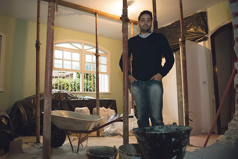 O arquiteto Cristiano Lima no início da obra, em setembro: área social renovada | Henry Milléo/ Gazeta do Povo