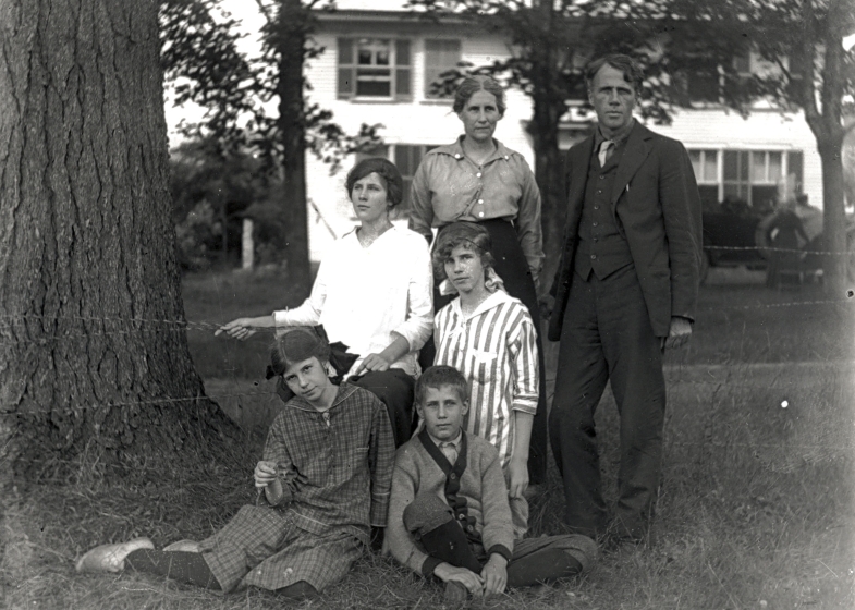Robert Frost e a esposa, Elinor, com os filhos, em 1915. Algumas cartas pouco conhecidas estão em uma nova coleção de correspondências de Frost | Arquivos Spinelli, Biblioteca Lamson, Universidade Estadual de Plymouth