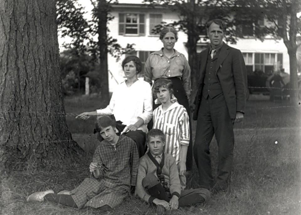 Robert Frost e a esposa, Elinor, com os filhos, em 1915. Algumas cartas pouco conhecidas estão em uma nova coleção de correspondências de Frost | Arquivos Spinelli, Biblioteca Lamson, Universidade Estadual de Plymouth