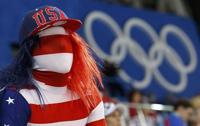 Torcedor americano em partida de hóquei em Sochi |