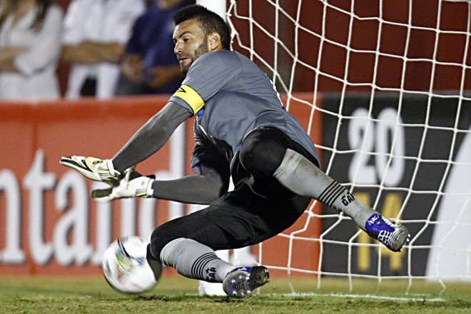 Defesa de Weverton no chute de Delgado e erro de Calcaterra, que isolou a bola, deixaram a série empatada |