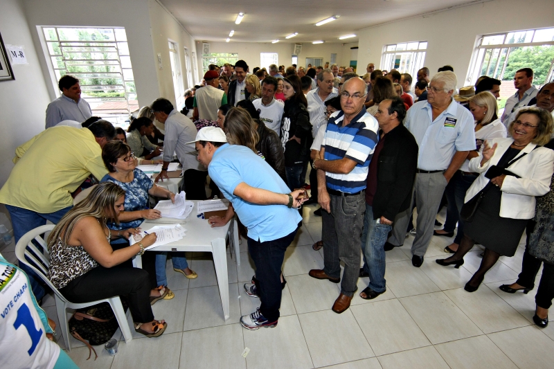 Filiados ao PMDB votam em Curitiba: deputado estadual Stephanes Júnior teve 470 votos contra 377 do federal João Arruda | Ivonaldo Alexandre/ Gazeta do Povo
