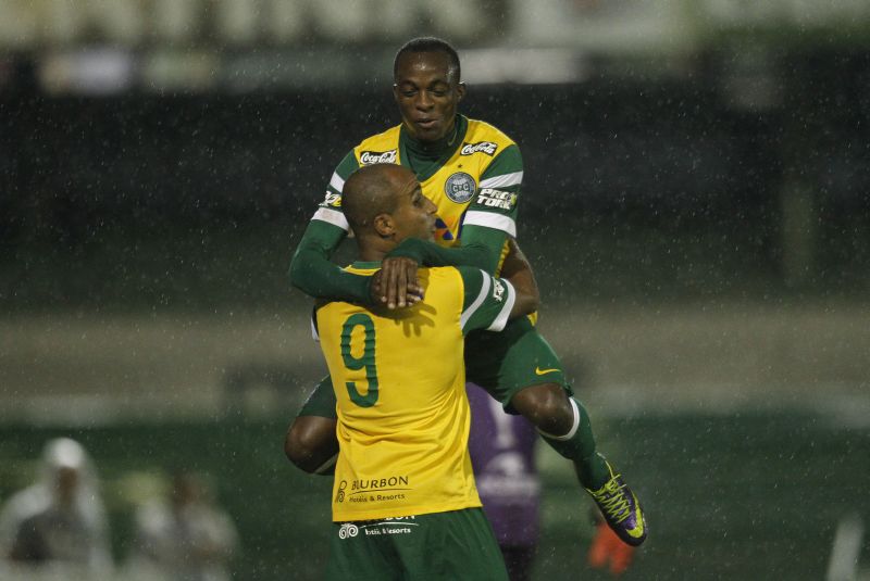 Geraldo comemora com Deivid seu primeiro gol contra o Rio Branco | Hugo Harada / Gazeta do Povo