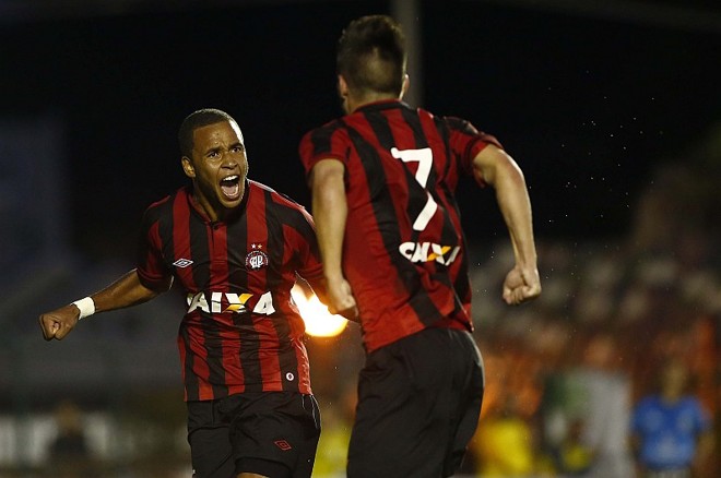 Hernani comemora em direção a Nathan, que sofreu o pênalti |
