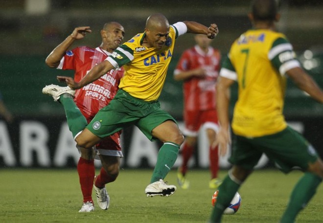 Alex fez a jogada dos dois gols do Coritiba |