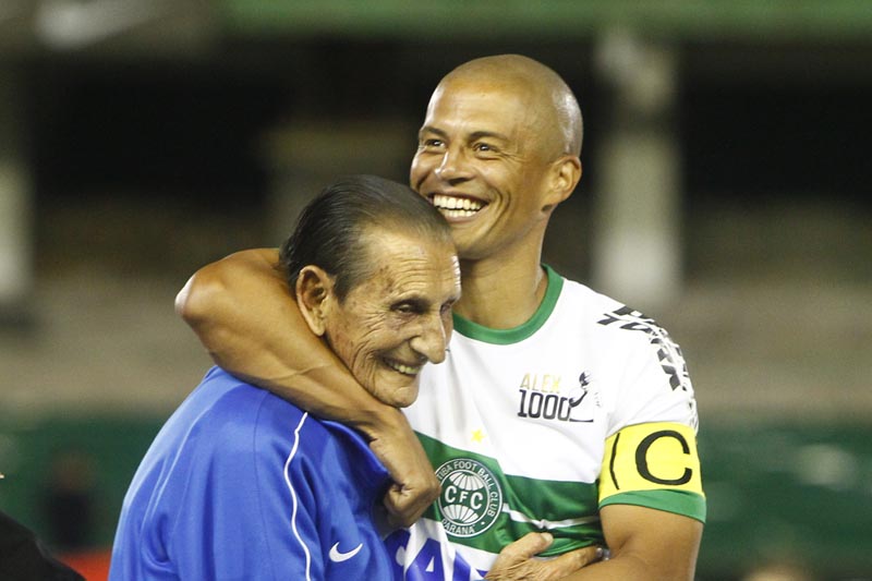Antes de sua milésima partida na carreira, Alex abraça seu primeiro técnico, Sizico | Albari Rosa / Gazeta do Povo