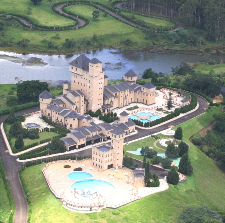 Edmar Moreira é dono de um castelo medieval com lago, piscinas e 36 suítes | Leonardo Costa/D. A. Press/AE