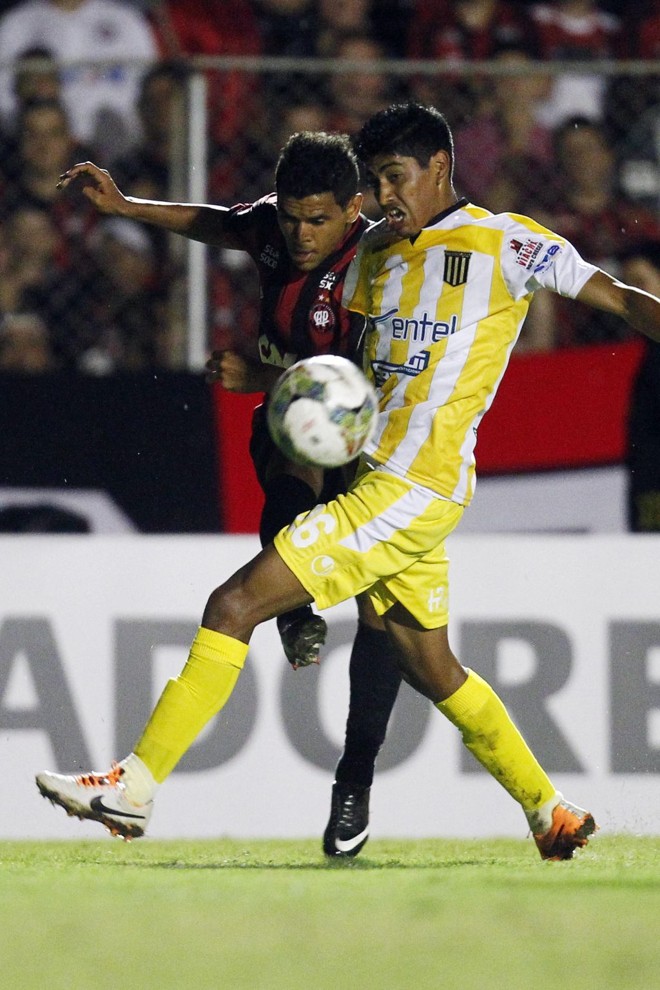 Éderson disputa no corpo com boliviano |