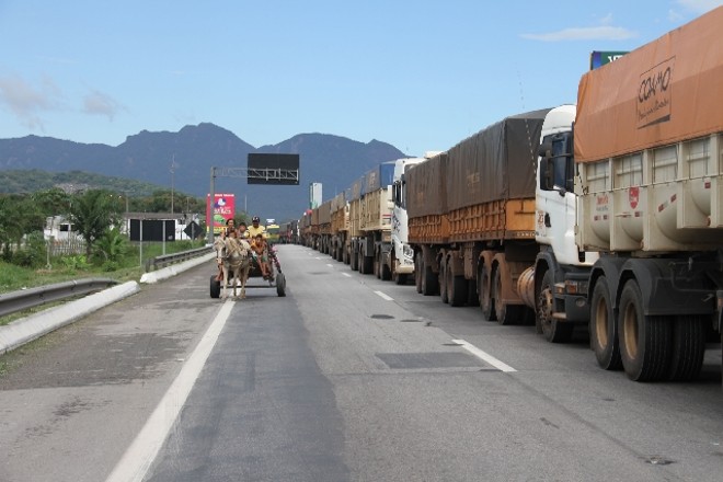 Fila de caminhões registrada ontem em Paranaguá foi avaliada como ocasional e atribuída a queda na internet |