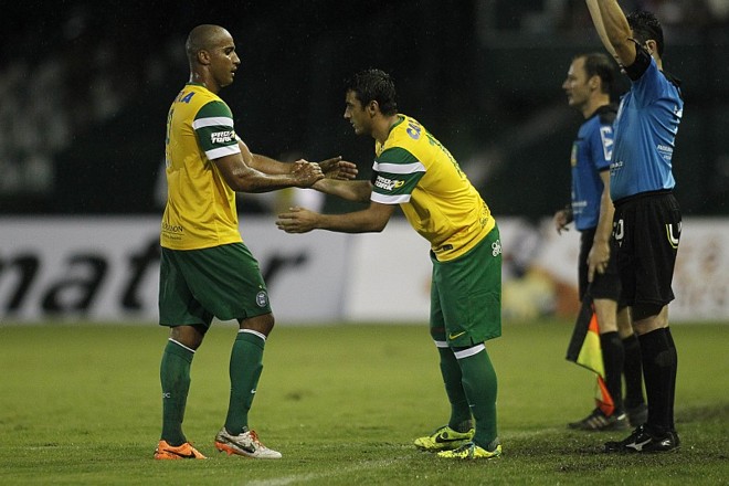 Deivid cedeu lugar a Robinho na metade do segundo tempo |