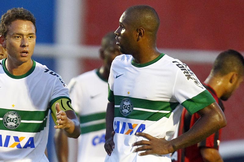 Bonfim conversa com Keirrison na derrota do Coritiba para o Atlético, na despedida da equipe alternativa | Albari Rosa / Gazeta do Povo