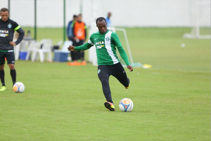 Na segunda partida do time principal do Coritiba no ano, Geraldo é o segundo atacante a sair lesionado | Daniel Isolani/ Gazeta do Povo