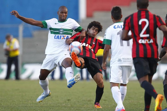 Bonfim divide a bola com Bruno Mendes no Atletiba | 