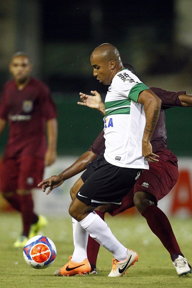 Deivid domina a bola na partida contra o J.Malucelli |