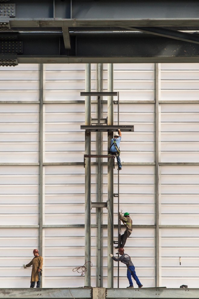 Operários trabalham nas obras da Arena da Baixada nesta segunda-feira (24) | 