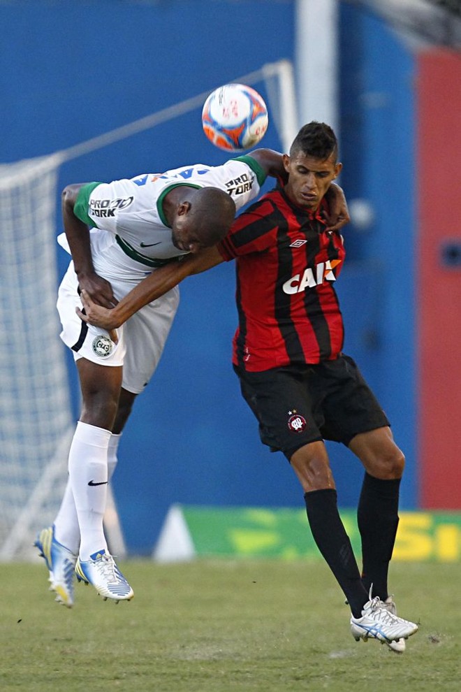 O defensor coxa Rhuan afasta a bola, na tentativa de subida de Crislan | 