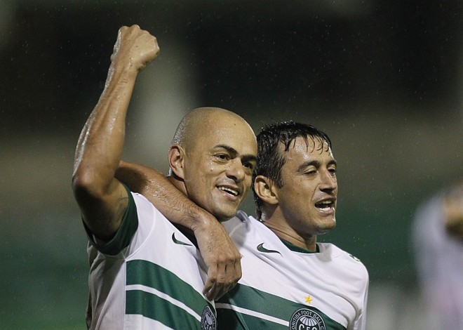 Julio Cesar comemora o gol da virada do Coxa abraçado com Robinho |