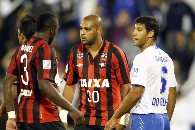 Atacante conversa com Manoel no gramado do José Amalfitani | 