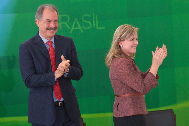 Gleisi com seu sucessor, Aloízio Mercadante. Ela volta ao Senado antes de entrar de vez em campanha |