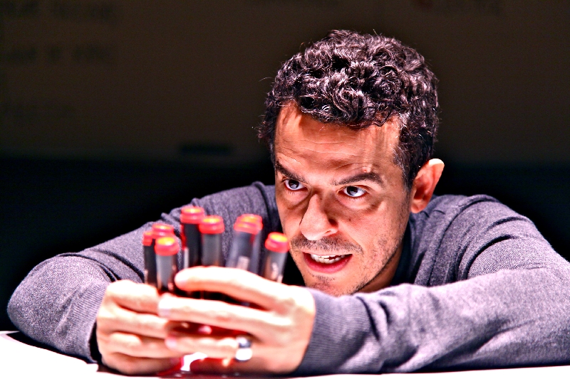 Gustavo Gasparani contracena com objetos no monólogo Ricardo III. Quando interpreta o violento monarca, ator fala em versos | Divulgação