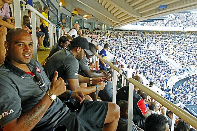 Adriano acena para foto em La Bombonera. Elenco do Atlético viu vitória de 1 a 0 do Boca sobre o Estudiantes, pelo Torneio Clausura do Campeonato Argentino | 