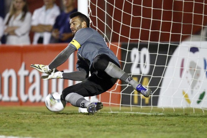 Goleiro Weverton defendeu uma cobrança e foi fundamental para vitória do Atlético |