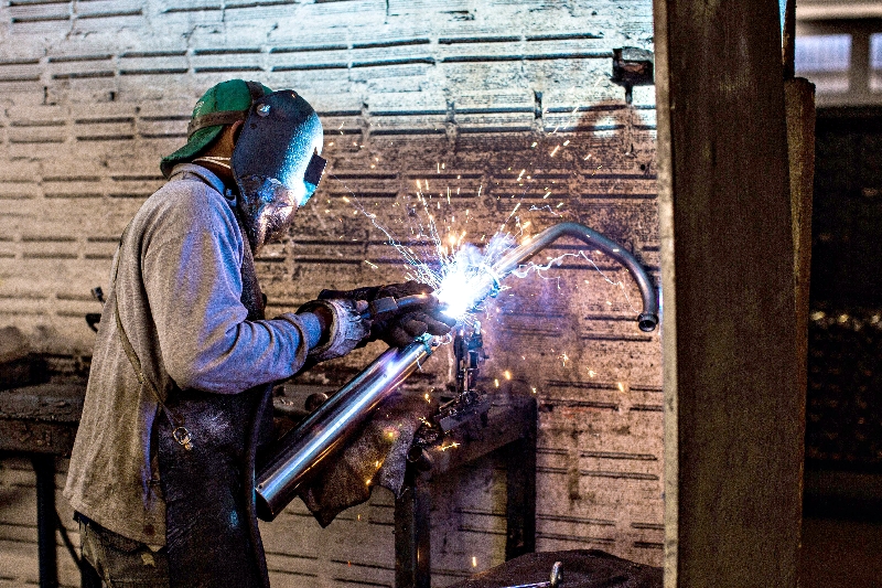 Segundo a Firjan, os feriados saem caro para a indústria: prejuízo será ainda maior se houver folga em dias de jogos da Copa | Brunno Covello/ Gazeta do Povo