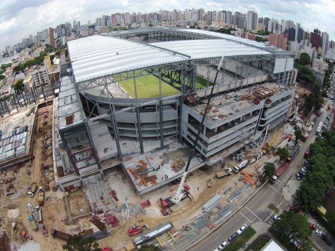 O consultor de estádios da Fifa, Charles Botta, ficou satisfeito com a evolução na obra da Arena da Baixada, mas voltou a pedir um reforço no contingente de operários para que a reforma fique pronta a tempo para a Copa do Mundo de 2014. Botta fez uma visita técnica à casa rubro-negra na manhã desta quinta-feira, como parte da avaliação técnica que servirá de base para o secretário-geral Jérôme Valcke dizer, dia 18 de fevereiro, se o Paraná segue como sede do Mundial. Relembre o caso.Leia mais sobre a vistoria na Arena. | 