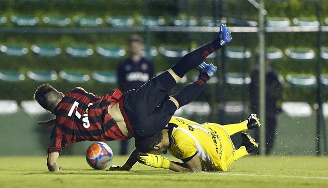 Nathan cai no choque com Edson Mardden, no lance mais polêmico da partida: o Atlético pediu pênalti |