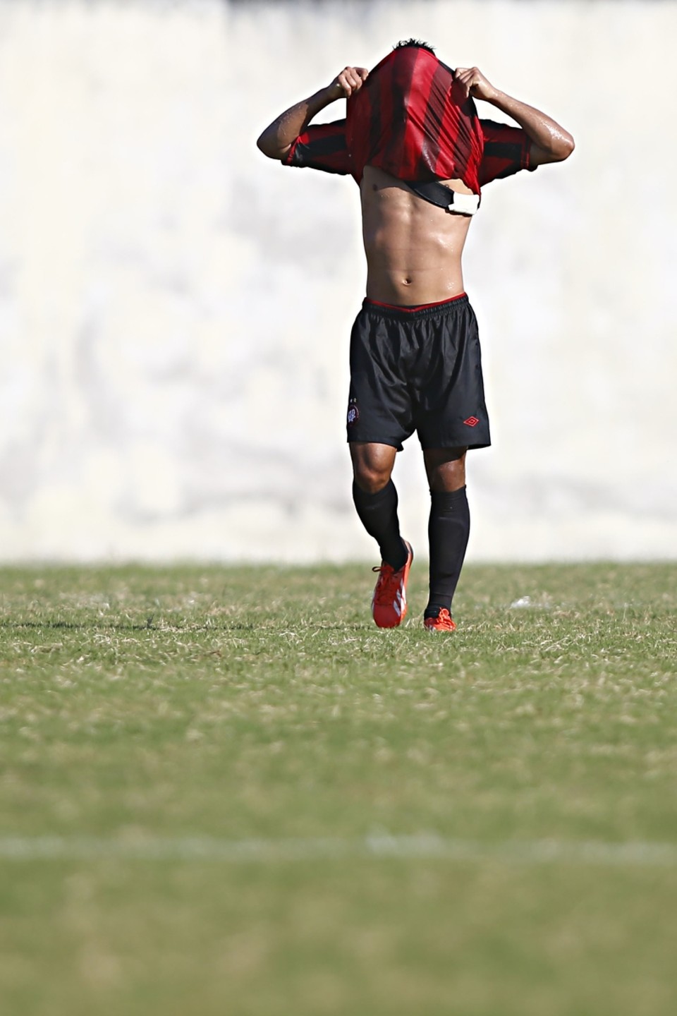 Otávio se esconde após o gol do Rio Branco: atleticanos pressionados | Felipe Rosa/ Tribuna