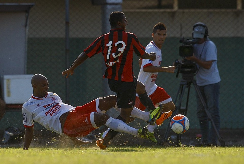 Estreante na segunda etapa, o lateral-direito Mário Sérgio sofreu com a forte marcação do Leão da Estradinha | Hugo Harada / Gazeta do Povo