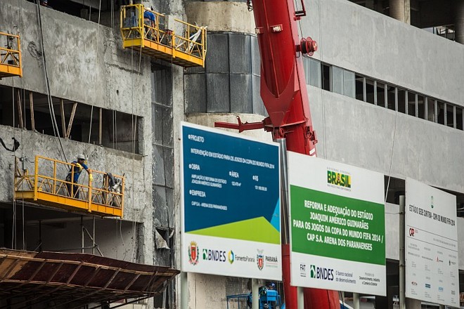 Operários trabalham na fachada da Arena durante vistoria da Fifa | 