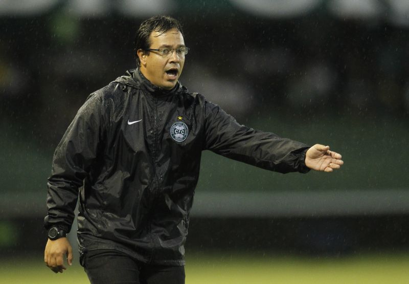 Dado Cavalcanti sob chuva durante a vitória do Coritiba por 2 a 0 sobre o Rio Branco | Hugo Harada / Gazeta do Povo