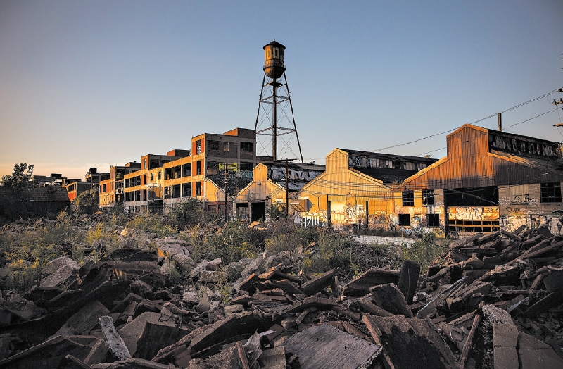 A Empresa Packard, abandonada e decadente, vendida por US$ 405 mil. Abaixo, o novo proprietário, Fernando Palazuelo | Andrew Burton/Getty Images; ABAIXO, Fabrizio Costantini para The New York Times