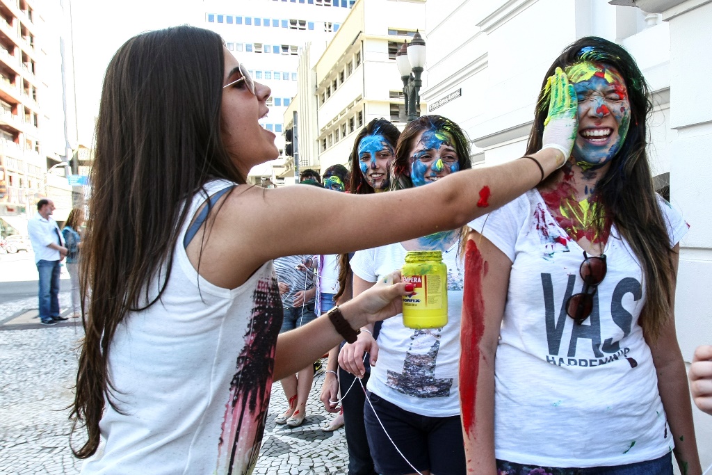 Calouros de Engenharia Civil da UFPR foram sujos com tinta no trote promovido pelos veteranos na última terça-feira (28), na Praça Santos Andrade. | André Rodrigues / Gazeta do Povo