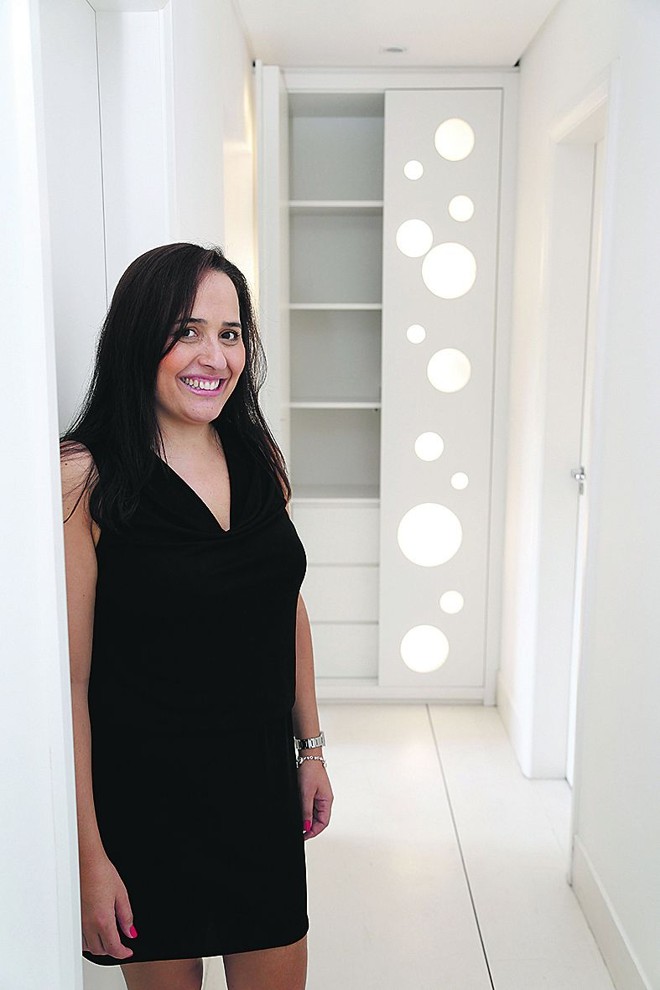 Armário no corredor, projetado por Thaís Almada, deu charme e utilidade ao cantinho