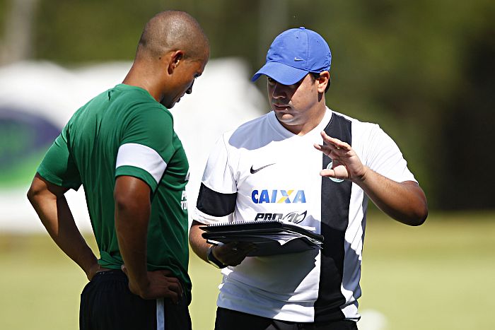 Dado Cavalcanti conversa com Alex em treino: Coxa chegou à liderança do Paranaense com a equipe principal | Felipe Rosa / Gazeta do Povo