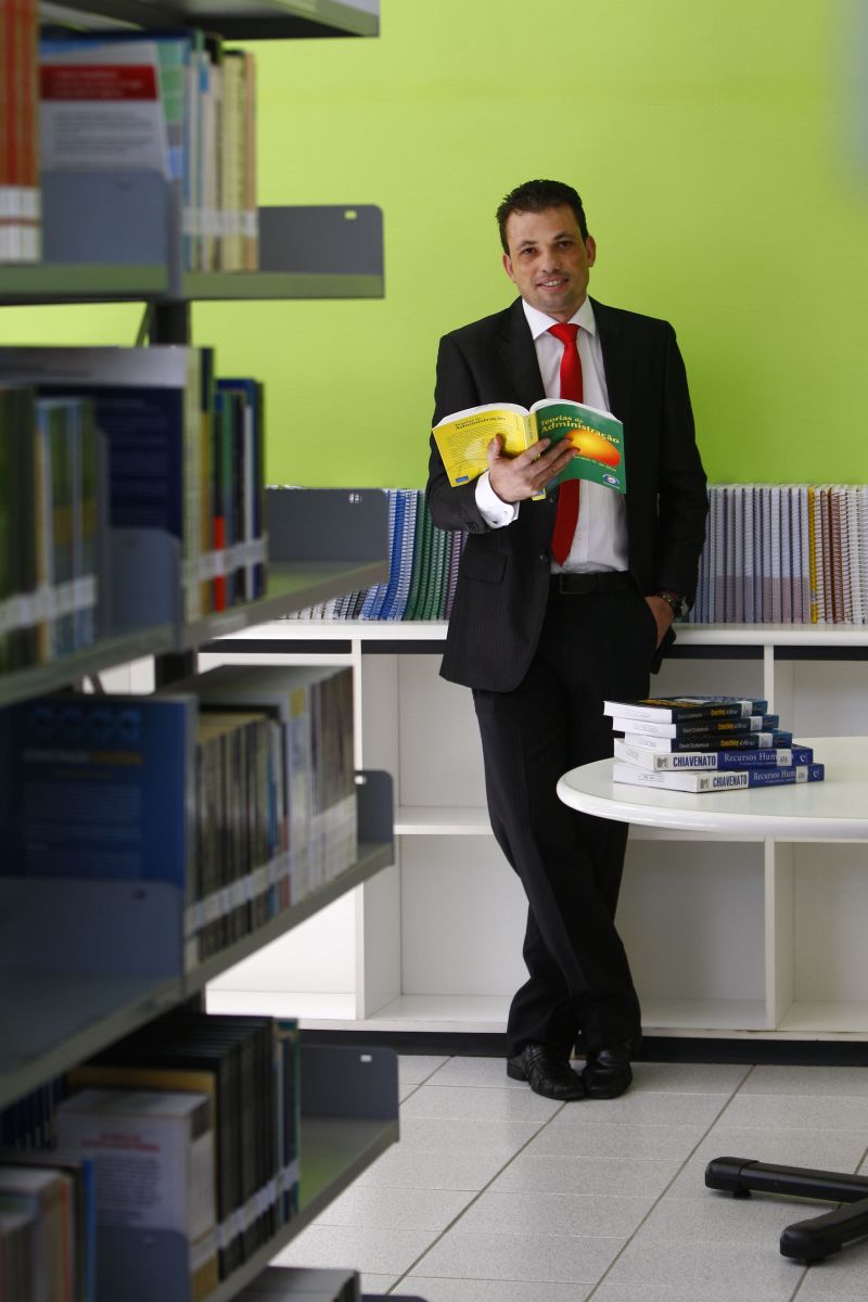 O consultor Osnei Francisco Alves já concluiu sete pós e agora cursa um doutorado e dois MBAs | Jonathan Campos/ Gazeta do Povo