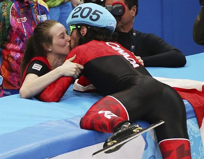 Canadense Charles Hamelin comemora o ouro na prova de 1500 metros da patinação no gelo |