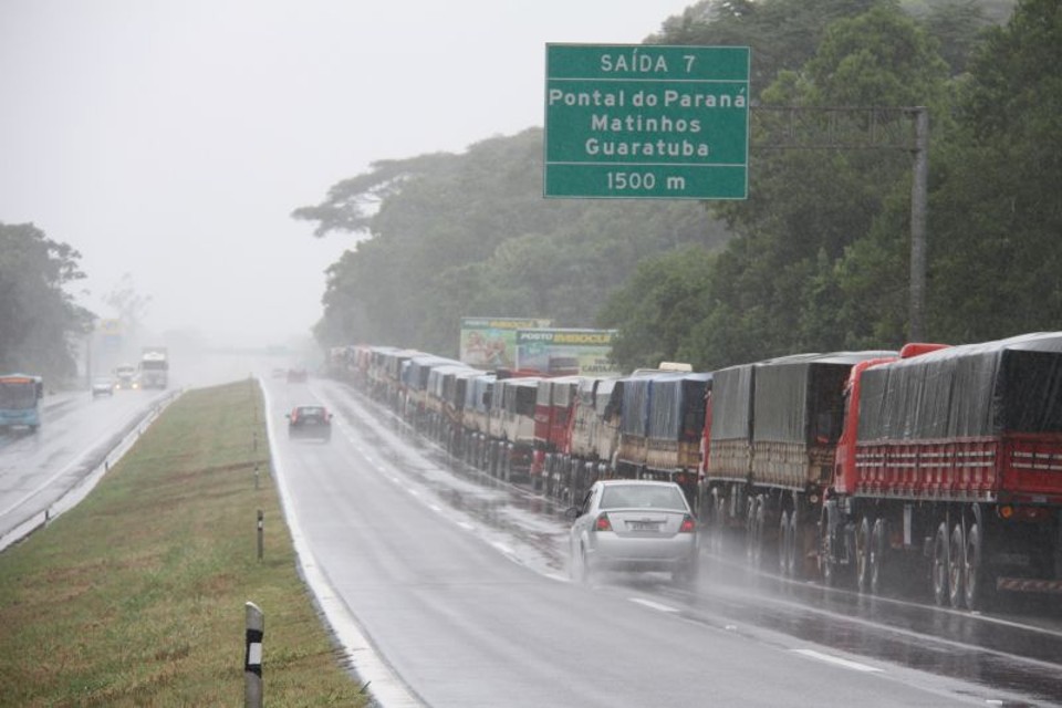 Cerca de 150 caminhões formaram fila entre os km 7 e 10 da BR-277 na entrada de Paranaguá no início da tarde deste sábado (15) depois de um problema no Sistema Carga Online do Porto de Paranaguá, que administra a entrada dos caminhões | Oswaldo Eustáquio / Gazeta do Povo