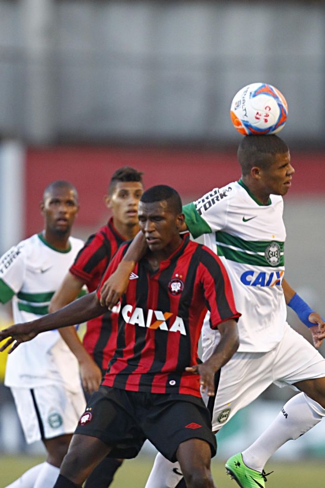 Zaga alviverde afasta a tentativa de lançamento para o atacante atleticano Douglas Coutinho | 