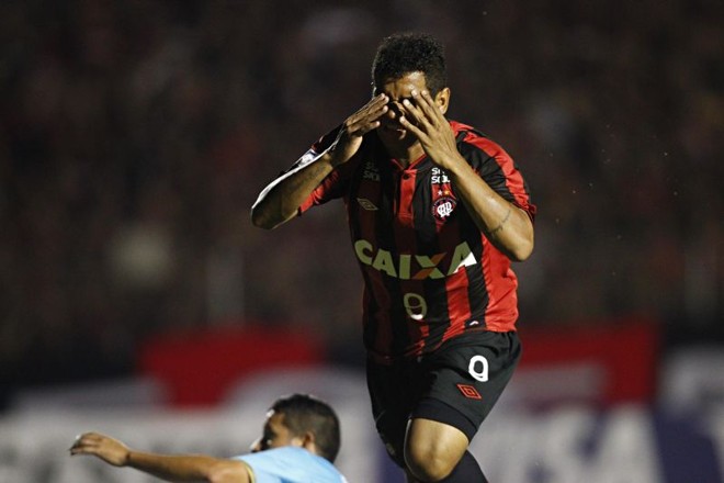 Éderson lamenta chance de gol desperdiçada |