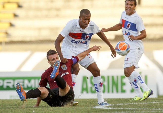 Bruno Batata disputa jogada com Brinner e Alex Alves | 