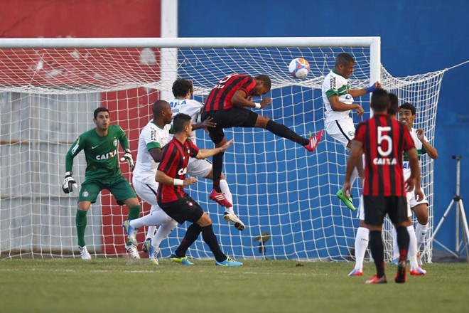 Hernani sobe para cabecear, mas goleiro do Coritiba consegue boa defesa | 