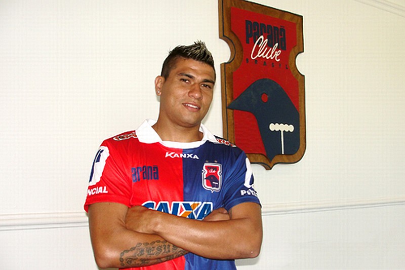 Paulinho posa com a camisa do Paraná na sede da Kennedy: meia é o 17º reforço paranista para a temporada | Divulgação / Paraná Clube
