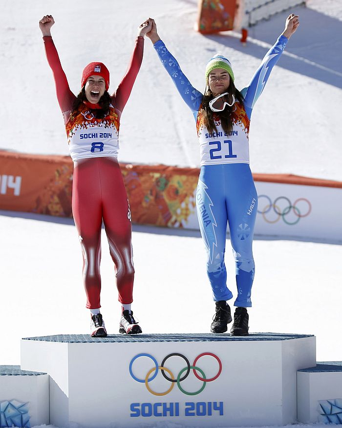 Suíça Dominique Gisin e a eslovena Tina Maze dividiram o ouro na prova de esqui downhill | Reuters