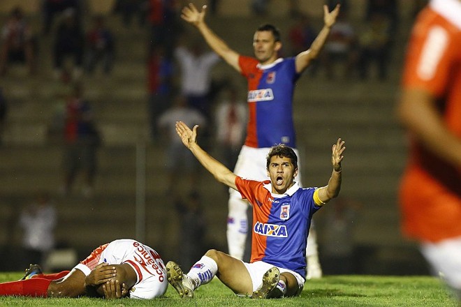 Jogadores do Paraná reclamam pênalti após choque entre Lúcio Flávio e Cris |