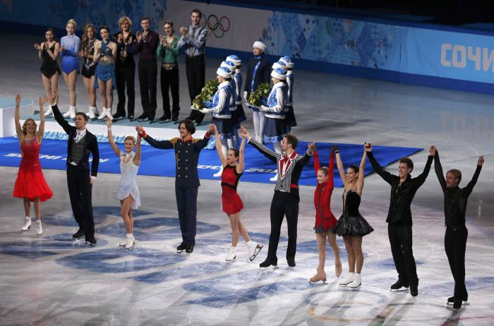 Equipe russa de patinação celebra a medalha de ouro nos Jogos de Inverno | Reuters